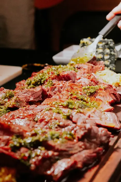 Corte rebanado con chimichurri