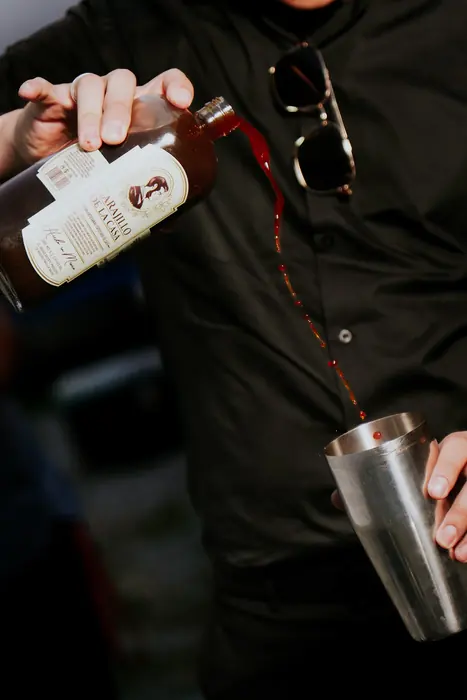 Sirviendo Carajillo de la Casa en una coctelera