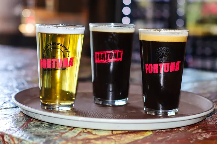 Tres vasos de cerveza Fortuna