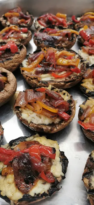 Champiñones rellenos con queso y pimientos asados