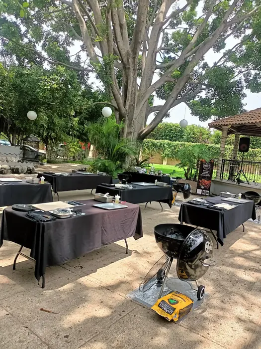 Mesas y asador montados en un jardín