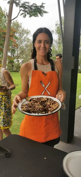 Participante mostrando su postre terminado