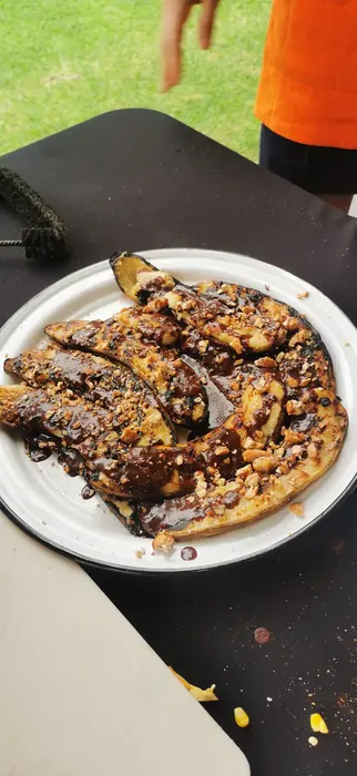 Plátano asado con cacao y cacahuate